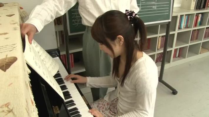 IENE-467_有名になるには偉い人に抱かれないと無理。少女はピアノを上手く弾けるようになりたいという気持ちで素直に従ってしまう。