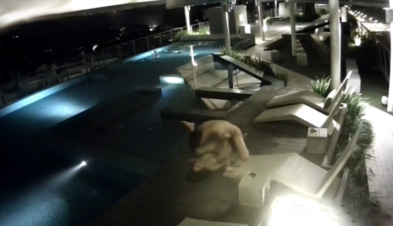 [香港] 某酒店一对情侣~半夜睡不着叫~到顶楼的游泳池激烈爆操一波~