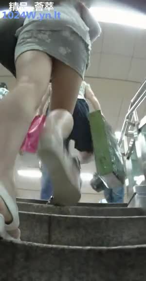 南韩地铁尾随抄底偷拍美腿短裙～22