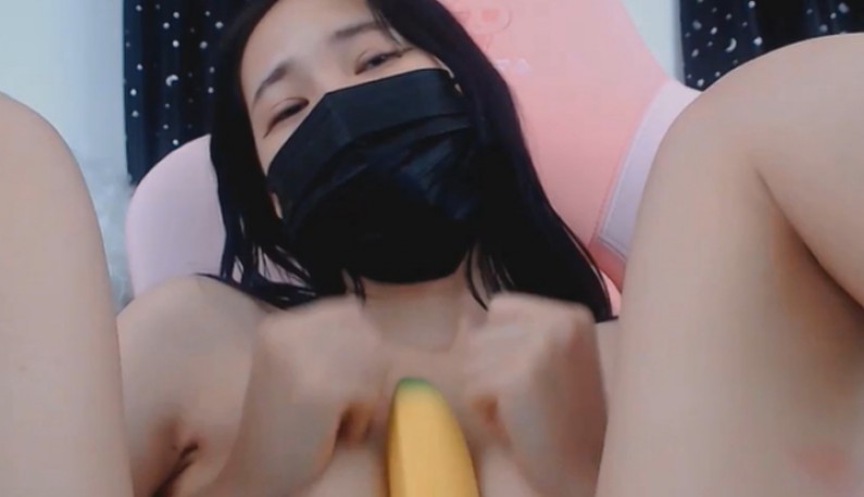[韩国] 长髮妹妹在线裸聊，準备了一根香蕉想跟哥哥一起品尝?